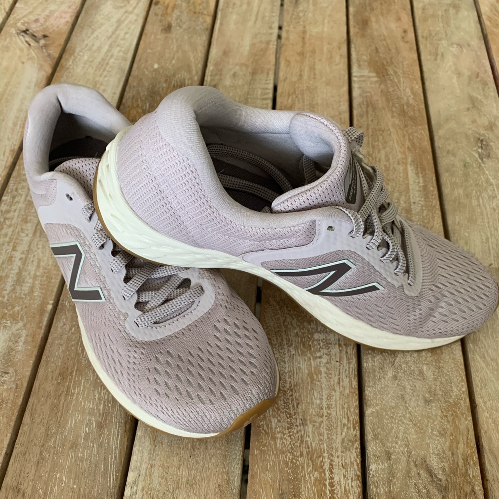 New Balance fresh foam arishi v2 running shoe sneaker light cashmere size 7.5